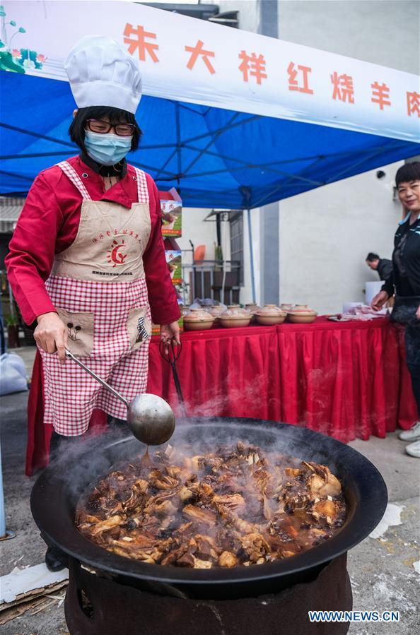 CHINA-HANGZHOU-BEGINNING OF WINTER-TRADITIONAL FOOD (CN)