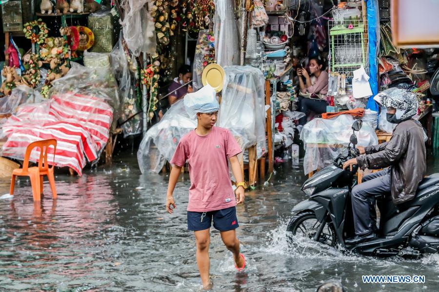 Sudden Downpour Hits Manila The Philippines Xinhua Englishnewscn