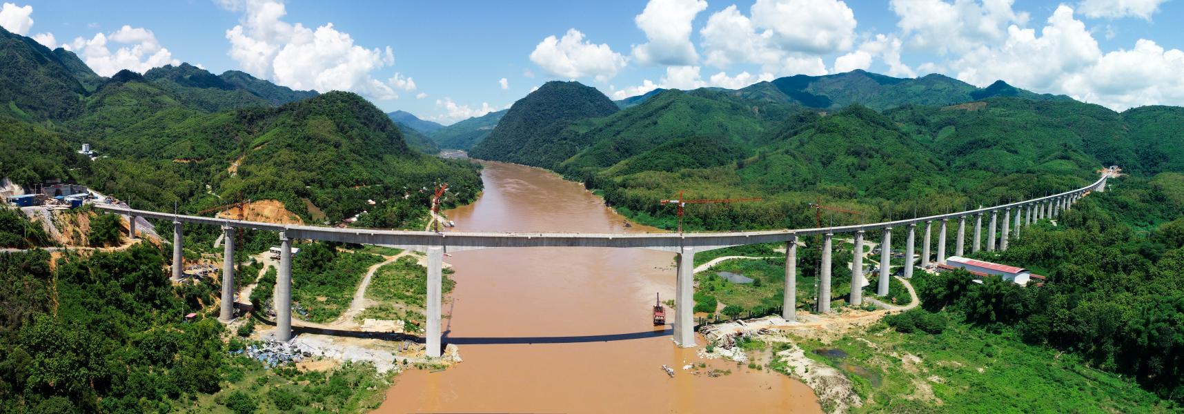 мост вдоль реки в китае