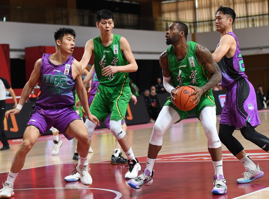 Jonathon Simmons of Liaoning Flying Leopards shoots the ball