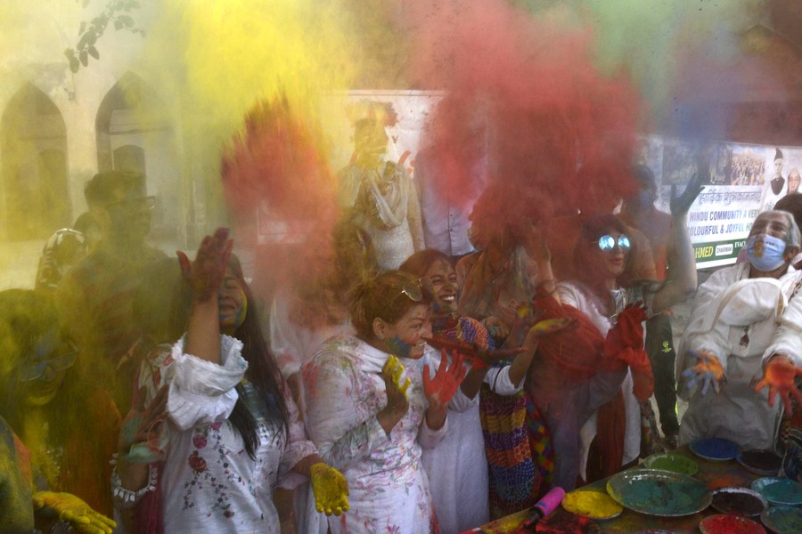 Holi festival of colours celebrated across India-Xinhua