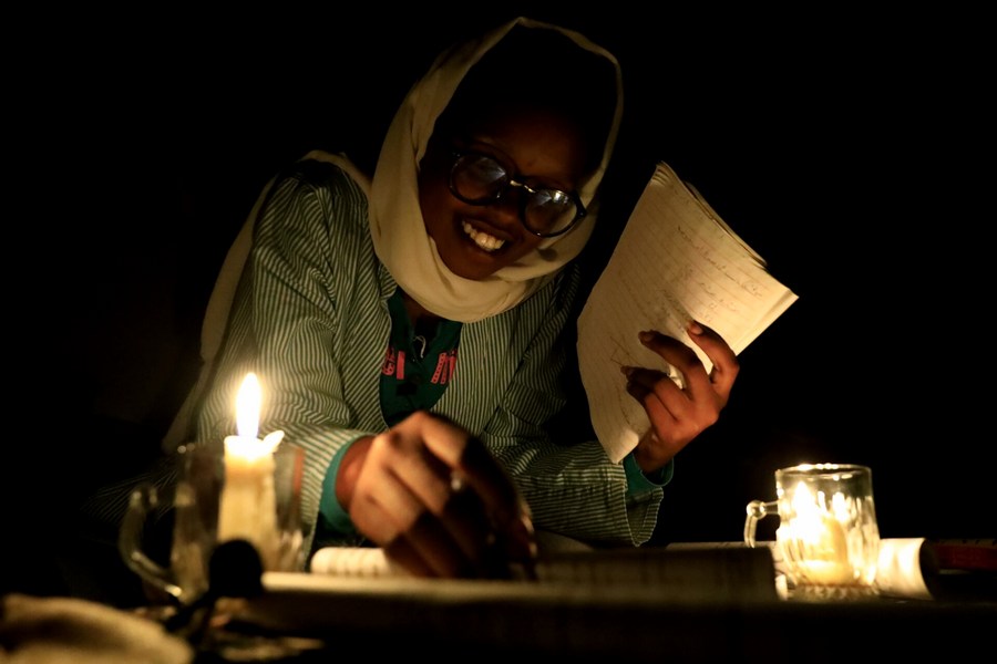 Mideast in Pictures: In darkness, candles light up hope for Sudanese  students - Xinhua