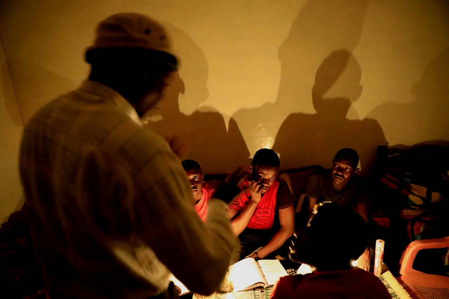 Mideast in Pictures: In darkness, candles light up hope for Sudanese  students - Xinhua