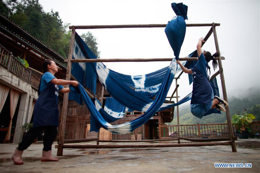 CHINA-GUIZHOU-DONG VILLAGE-CLOTH MAKING (CN)