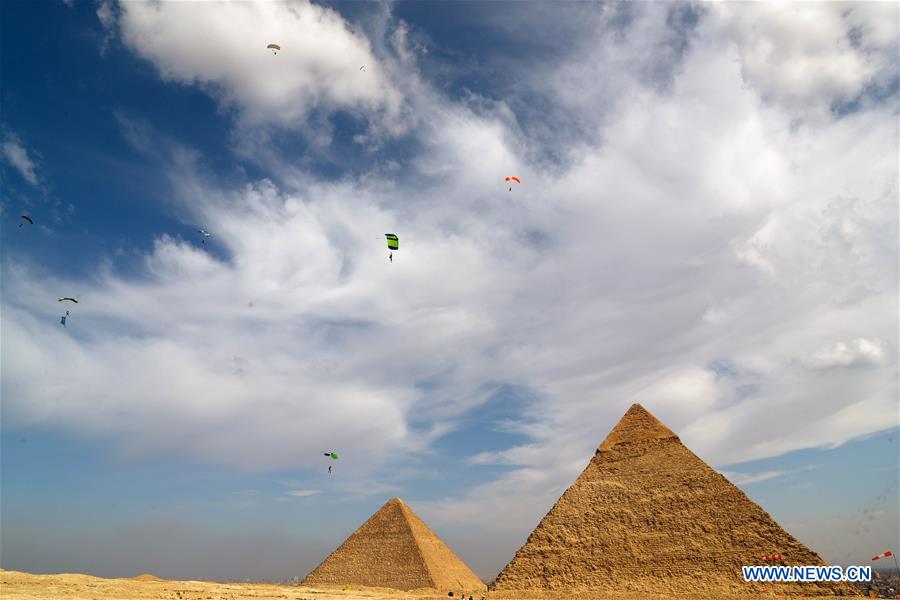 EGYPT-GIZA-SKYDIVING