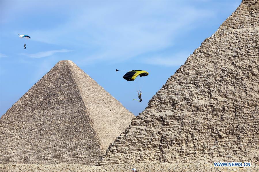 EGYPT-GIZA-SKYDIVING