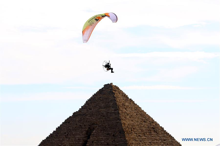 EGYPT-GIZA-SKYDIVING