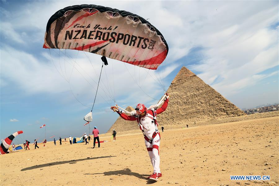 EGYPT-GIZA-SKYDIVING