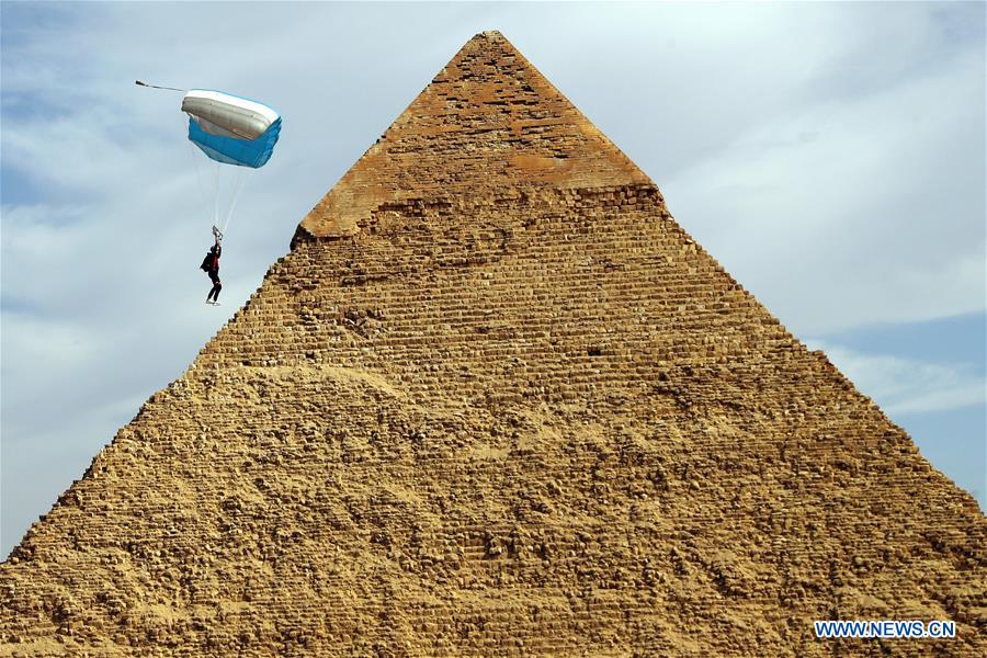 EGYPT-GIZA-SKYDIVING