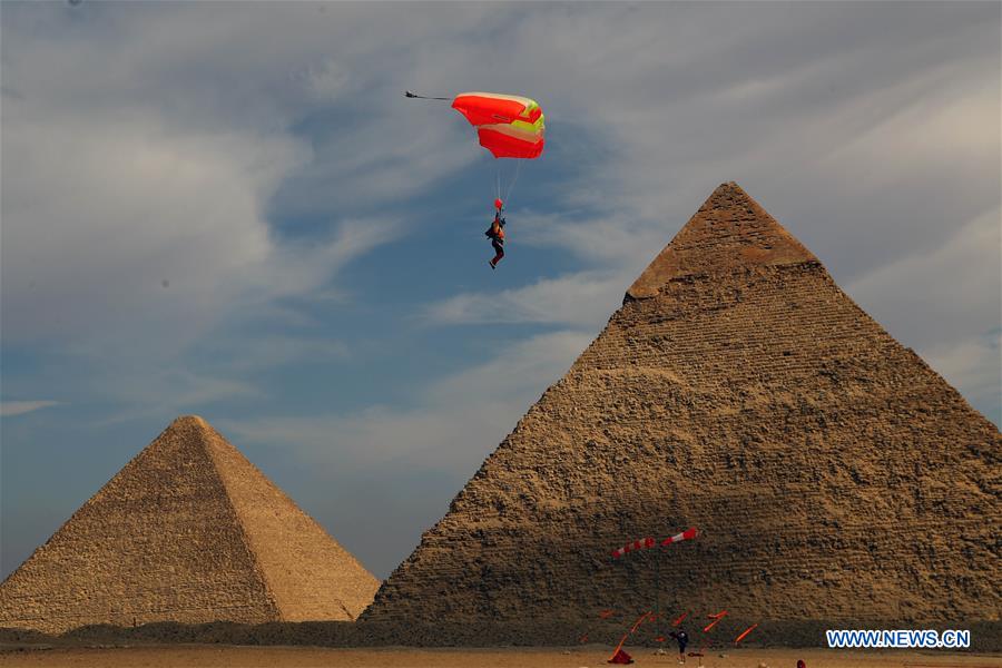 EGYPT-GIZA-SKYDIVING