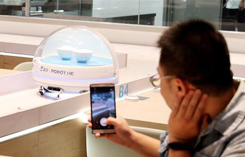 Robots serve food in Shanghai's smart restaurant