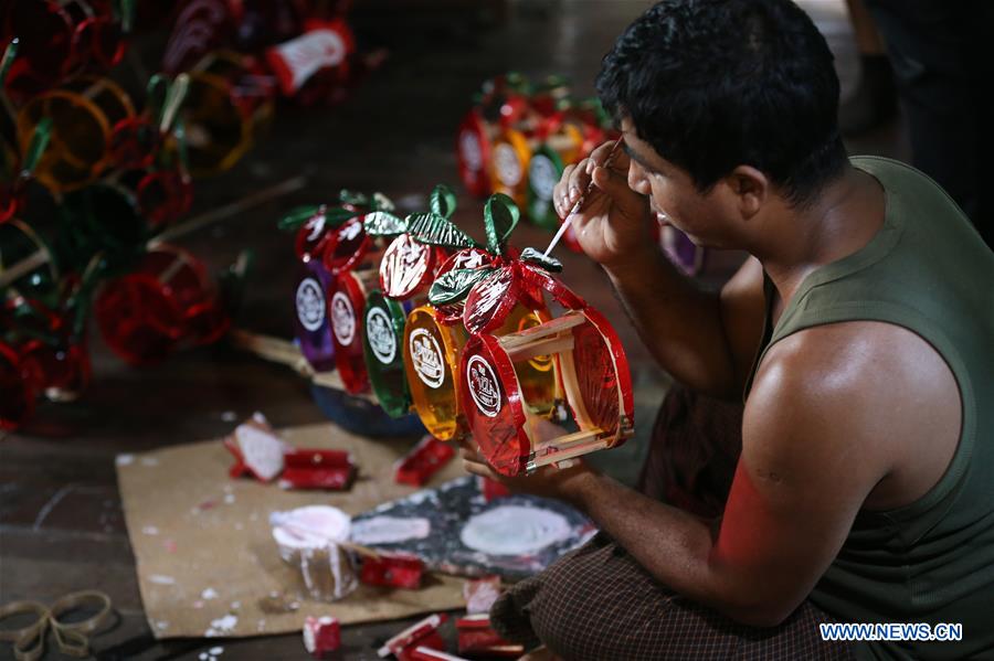 MYANMAR-YANGON-FESTIVAL-LANTERN MARKET