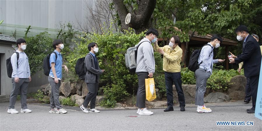 SOUTH KOREA-SEOUL-COVID-19-HIGH SCHOOL SENIORS-RETURNING