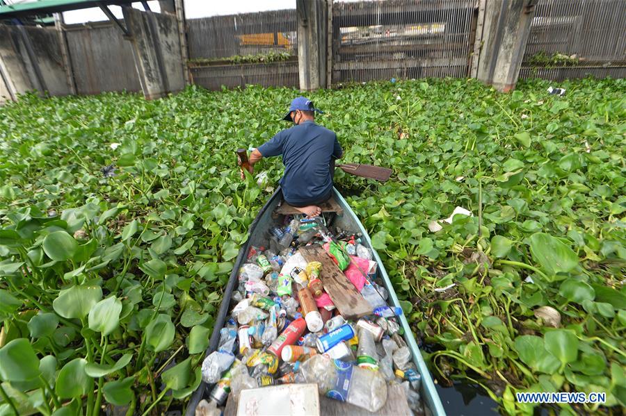 THAILAND-BANGKOK-CANAL-GARBAGE COLLECTOR