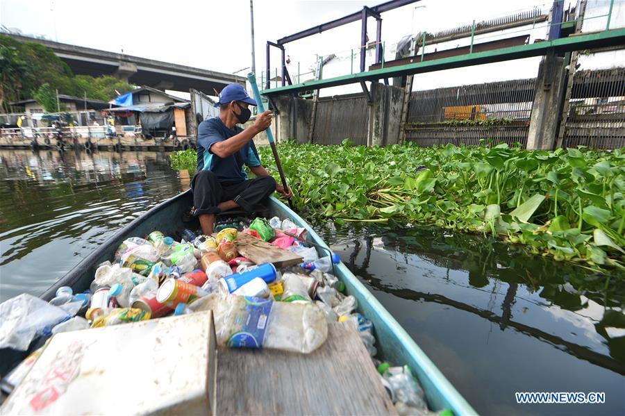 THAILAND-BANGKOK-CANAL-GARBAGE COLLECTOR