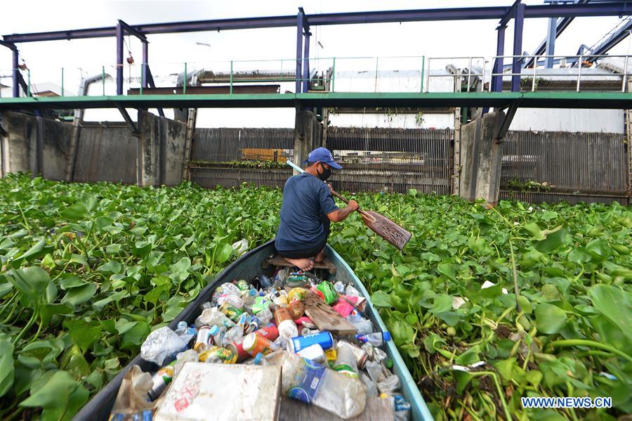 THAILAND-BANGKOK-CANAL-GARBAGE COLLECTOR