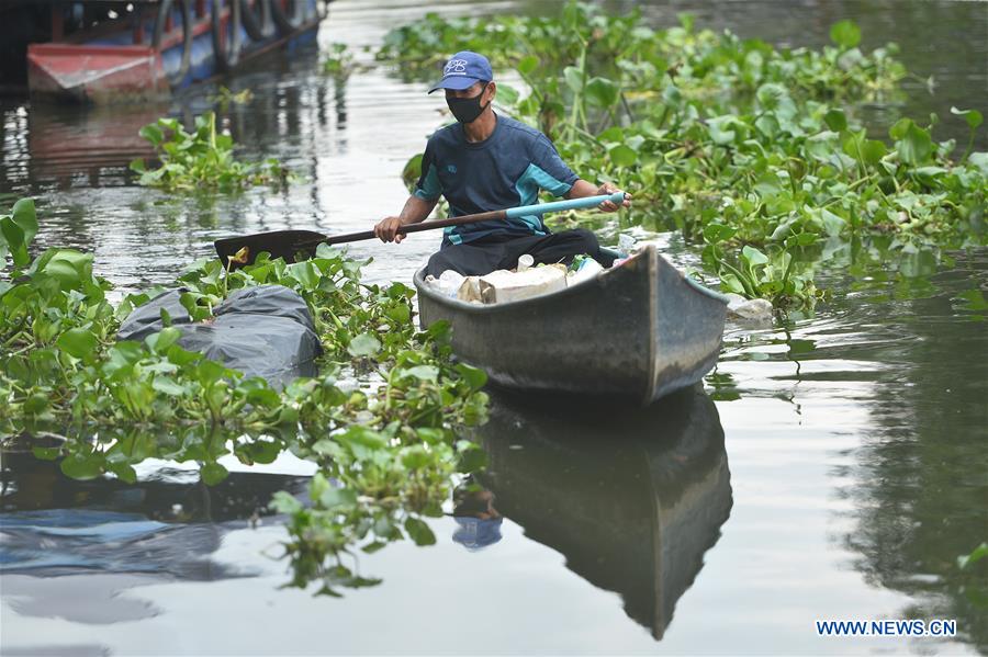 THAILAND-BANGKOK-CANAL-GARBAGE COLLECTOR