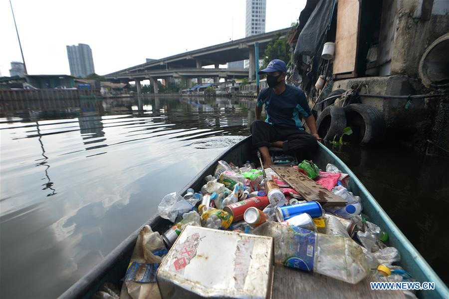 THAILAND-BANGKOK-CANAL-GARBAGE COLLECTOR