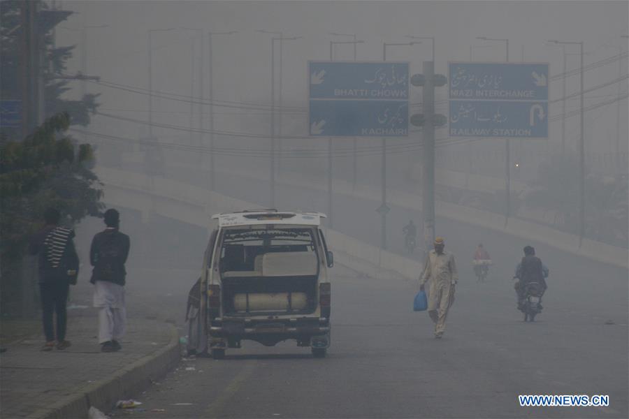 Heavy Smog Shrouds Lahore, Pakistan - Xinhua | English.news.cn