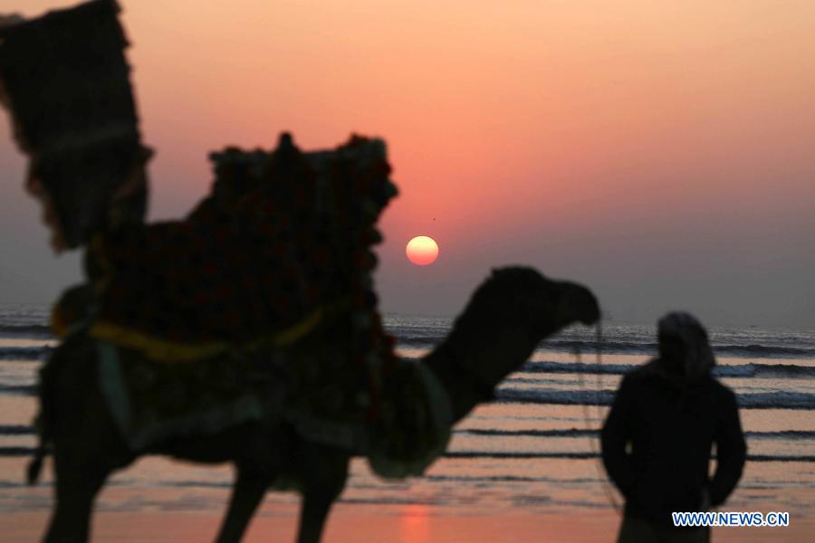 bredde Flåde Ledig Sunset scenery in southern Pakistani port city of Karachi - Xinhua |  English.news.cn