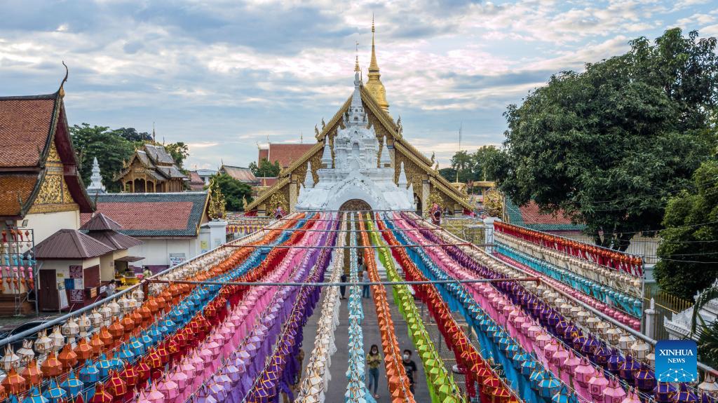 Festival delle lanterne di carta colorata al wat phra that hariphunchai  lamphun thailandia