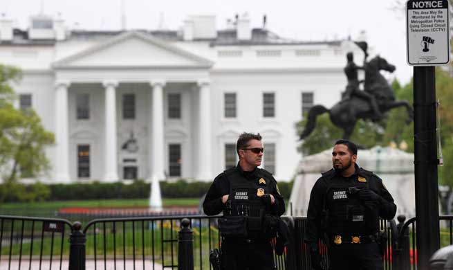Man sets jacket on fire outside White House, says U.S. Secret Service