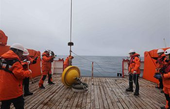 China's 36th Antarctic expedition team put two buoys into ocean