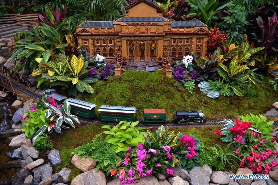 Holiday Train Show Held In New York Xinhua English News Cn