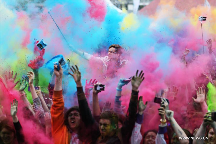 People take part in a color festvial to mark the national day of the Russian Federation, in Moscow, Russia, June 12, 2016.