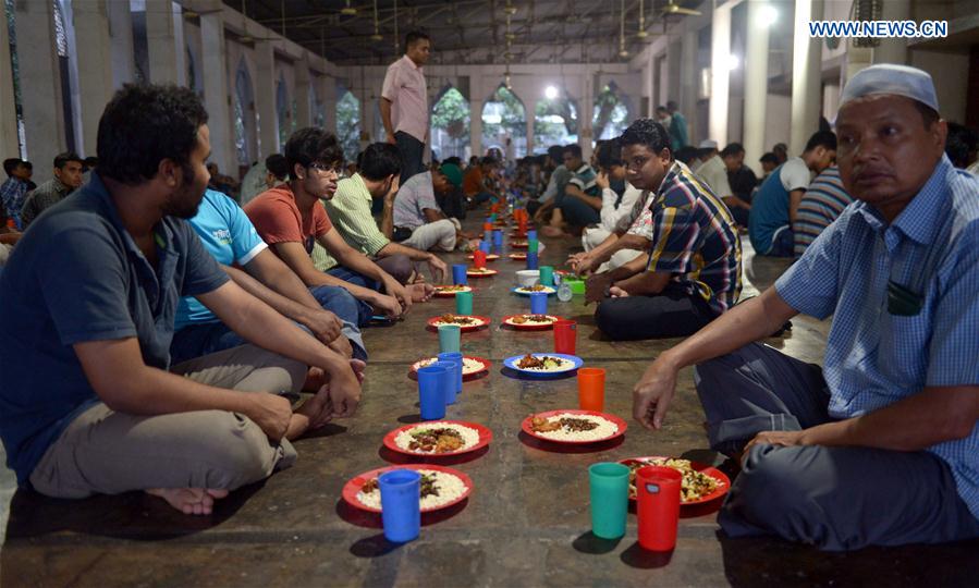 Muslims wait for their evening meal during the holy month of Ramadan at the Dhaka University Central Mosque in Dhaka, Bangladesh, June 17, 2016. 