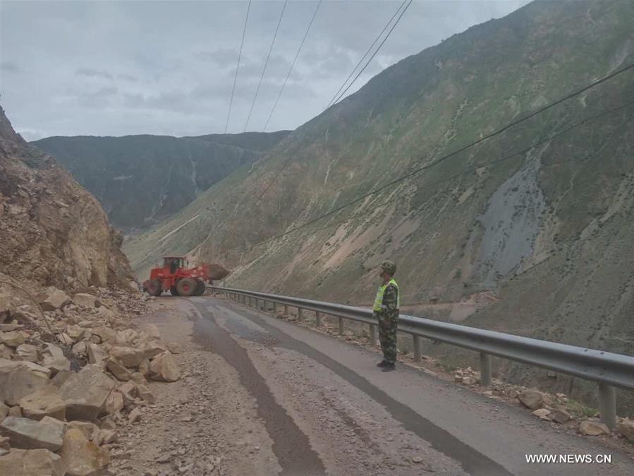 A rain-triggered landslide occurred on a section of No. 318 national highway in Qamdo Sunday morning, leaving over 100 vehicles and more than 200 people stranded.