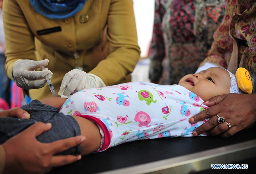 An Indonesian child gets vaccinated at a health center in Jakarta, Indonesia, July 18, 2016.
