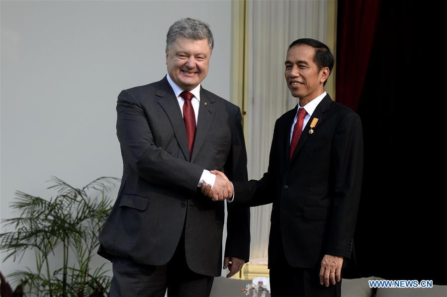 Ukrainian President Petro Poroshenko (2nd L) and Indonesian President Joko Widodo (1st L) greet Indonesian children at the Presidential Palace in Jakarta, capital of Indonesia, on Aug. 5, 2016.