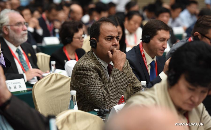 Photo taken on Sept.6, 2016 shows participants listening during the opening ceremony of Xi'an Silk Road Business Summit in Xi'an, northwest China's Shaanxi Province.