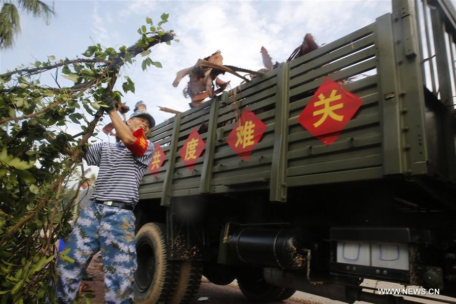 After the typhoon, disaster relief and reconstruction were launched across Fujian Province to bring life back to normal. 