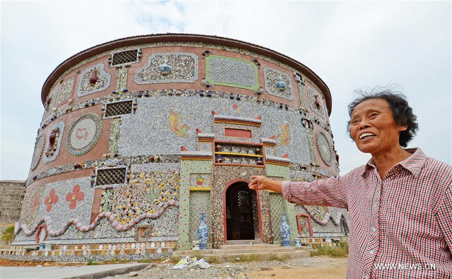 The 86-year-old villager Yu Ermei spent five years to build this porcelain palace. The three-story circular building is decorated with more than 60,000 pieces of porcelain.