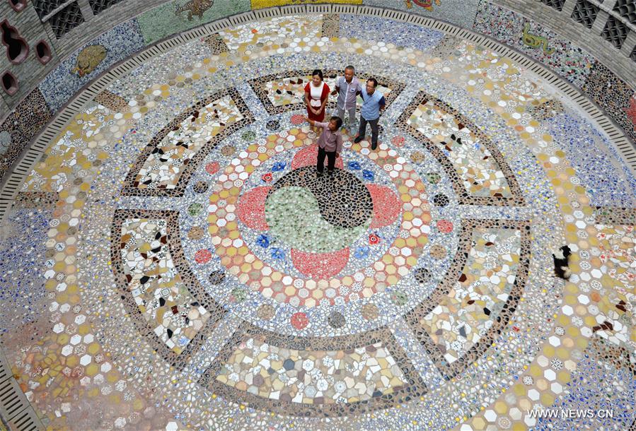 The 86-year-old villager Yu Ermei spent five years to build this porcelain palace. The three-story circular building is decorated with more than 60,000 pieces of porcelain.