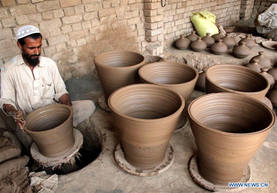 PAKISTAN-PESHAWAR-POTTERY