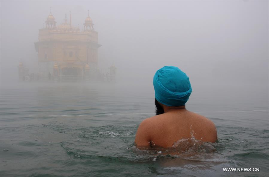 Several flights and trains were delayed after dense fog enveloped major northern parts of India on Thursday. (Xinhua)