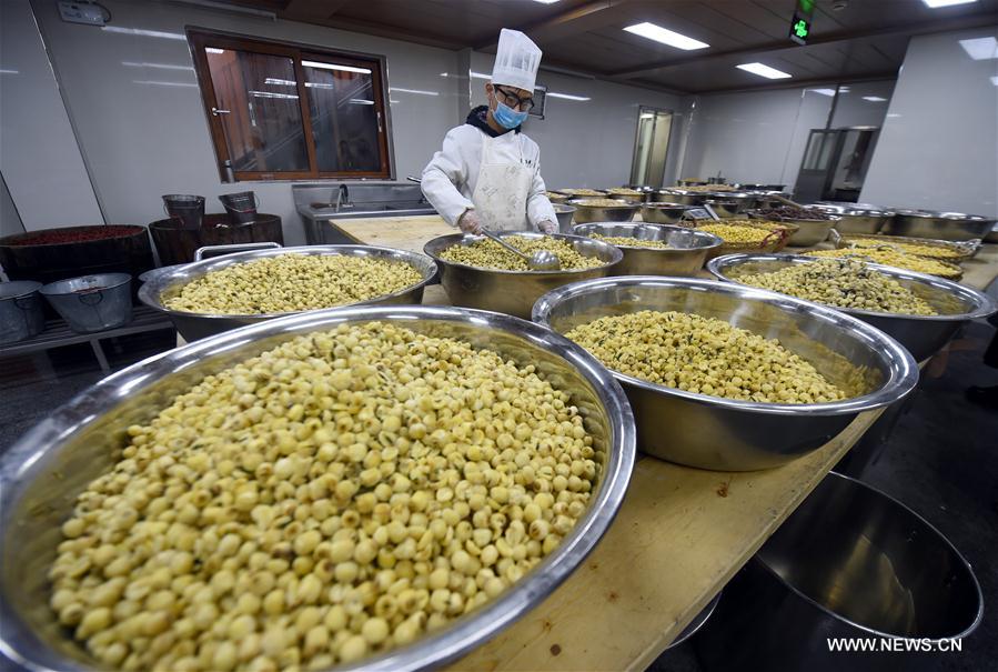 Linyin Temple were busy in preparing laba porridge which would be distributed to citizens and tourists for free at the temple and to some hospitals, nursing homes, welfare houses and migrant schools etc.. 