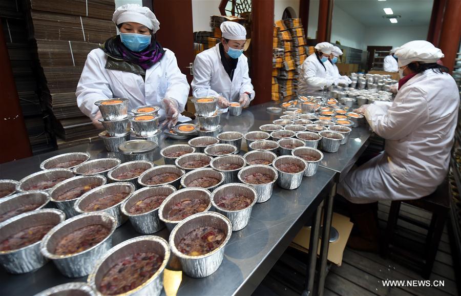 Linyin Temple were busy in preparing laba porridge which would be distributed to citizens and tourists for free at the temple and to some hospitals, nursing homes, welfare houses and migrant schools etc.. 