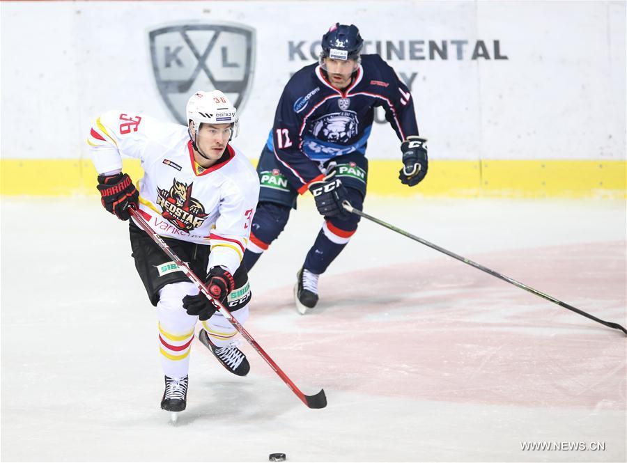 Joonas Jarvinen (L) of Beijing Kunlun Redstar drives the puck during the Kontinental Hockey League (KHL) match against Medvescak Zagreb in Zagreb, capital of Croatia, Jan. 3, 2017. Medvescak Zagreb won 1-0. (Xinhua/Igor Soban) 