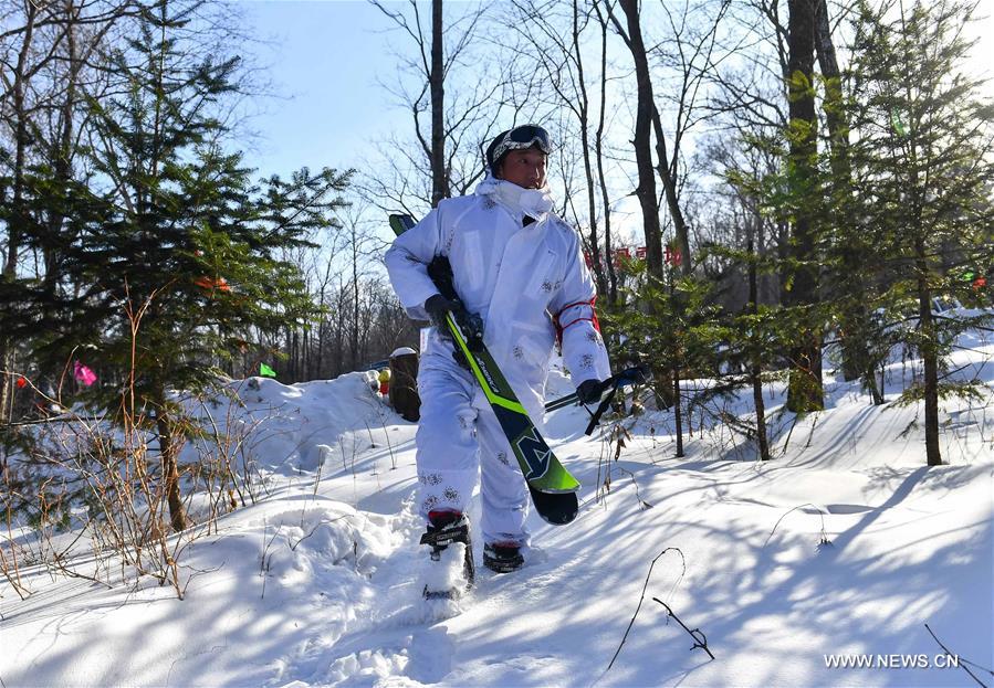 CHINA-JILIN-DUNHUA-POLICE-PATROL-SKIING (CN)