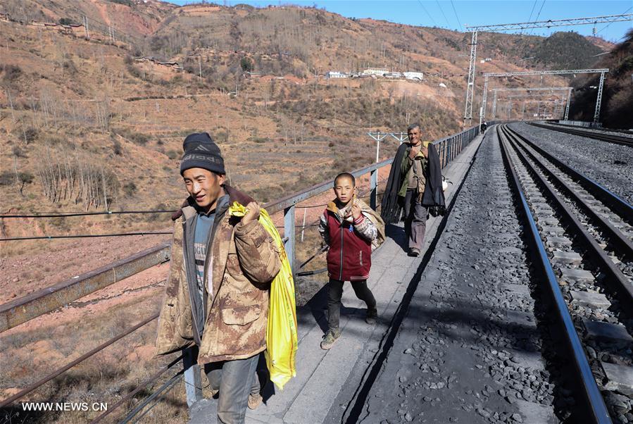 CHINA-DALIANG MOUNTAINS-SLOW-SPEED TRAIN-DAILY LIFE (CN)