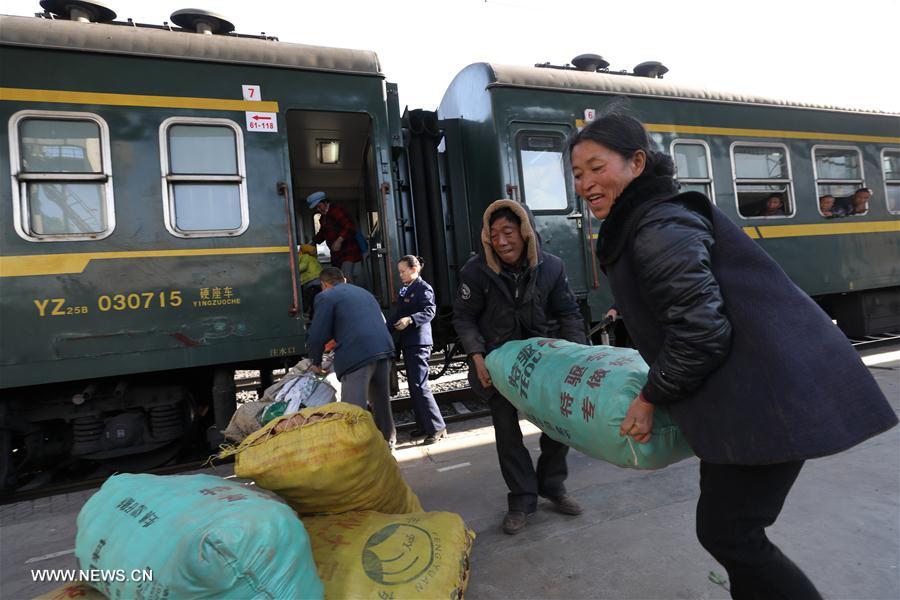 CHINA-DALIANG MOUNTAINS-SLOW-SPEED TRAIN-DAILY LIFE (CN)