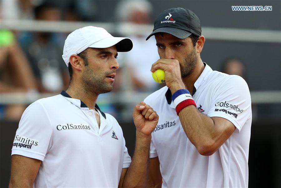 Juan Sebastian Cabal (L) talks to Robert Farah of Colombia during their 1st round doubles match against Thomaz Bellucci and Thiago Monteiro of Brazil at the 2017 ATP Rio Open tennis tournament held at the Brazilian Jockey Club in Rio de Janeiro, Brazil, on Feb. 22, 2017. 