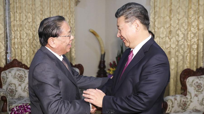 Chinese president meets former president of Laos