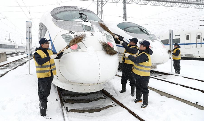 Trains influenced by snowfall stop at maintenance station in China's Anhui