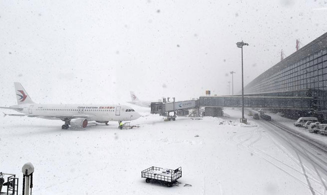 Heavy snow wreaks havoc in east, central China