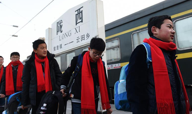 Pic story: migratory students' 36-hour journey during Spring Festival travel rush